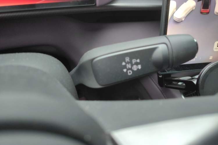 Used XPeng P7 2025 Model—702 Long Range Ultra Gear Lever