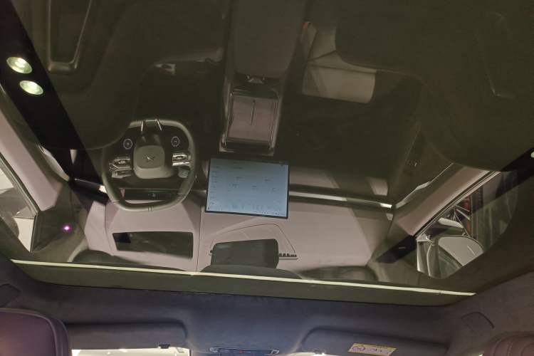 Used XPeng P7 2025 Model—750 All-Wheel-Drive High-Performance Ultra Headliner