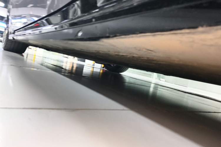 Used XPeng P7 2025 Model—750 All-Wheel-Drive High-Performance Ultra Left Side Sill
