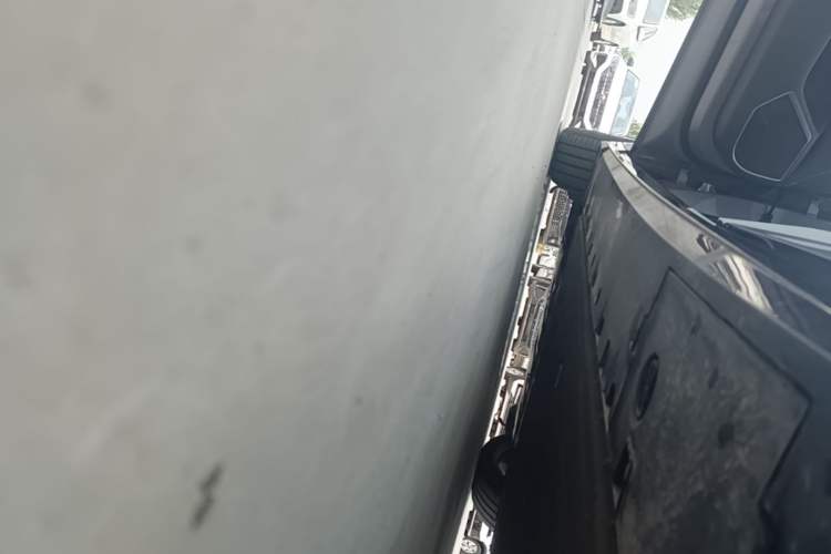 Used XPeng P7 2025 Model—750 All-Wheel-Drive High-Performance Ultra Left Side Sill