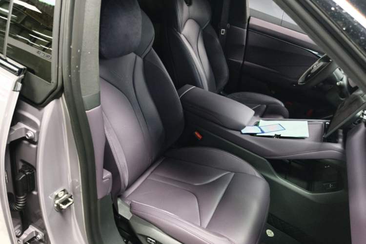 Used XPeng P7 2025 Model—750 All-Wheel-Drive High-Performance Ultra Right Front Seat