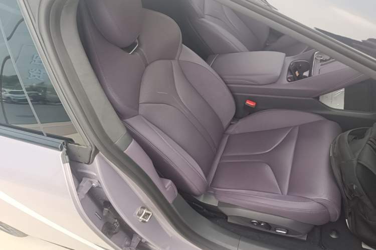 Used XPeng P7 2025 Model—750 All-Wheel-Drive High-Performance Ultra Right Front Seat