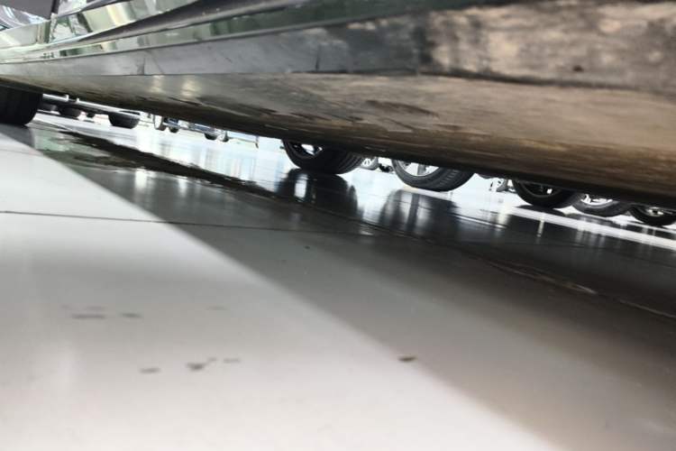 Used XPeng P7 2025 Model—750 All-Wheel-Drive High-Performance Ultra Right Side Sill