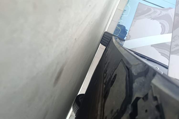 Used XPeng P7 2025 Model—750 All-Wheel-Drive High-Performance Ultra Right Side Sill