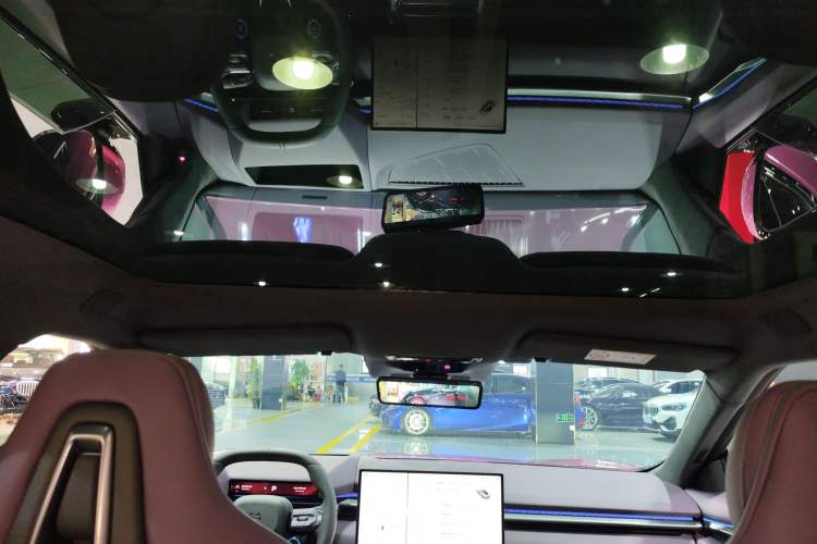 Used XPeng P7 2025 Model—750 All-Wheel-Drive High-Performance Ultra Headliner