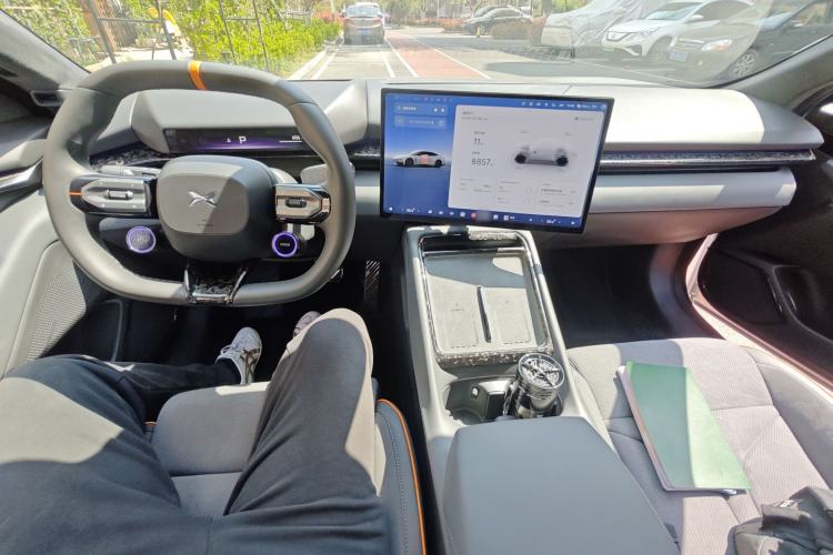 Used XPeng P7 2025 Model—750 All-Wheel-Drive Pengyi Ultra Center Console