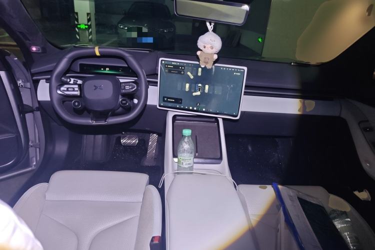 Used XPeng P7 2025 Model—702 Long Range Ultra Center Console