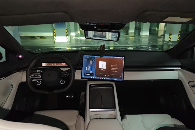 Used XPeng P7 2025 Model—702 Long Range Ultra Center Console