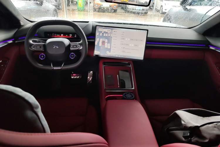 Used XPeng P7 2025 Model—702 Long Range Ultra Center Console