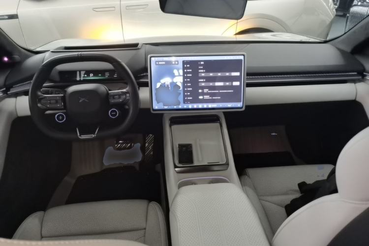 Used XPeng P7 2025 Model—702 Long Range Ultra Center Console