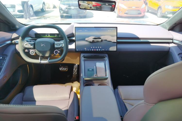 Used XPeng P7 2025 Model—750 All-Wheel-Drive High-Performance Ultra Center Console