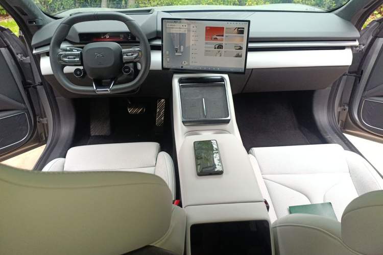 Used XPeng P7 2025 Model—702 Long Range Ultra Center Console