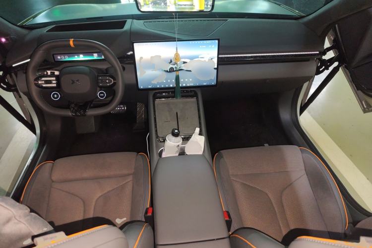 Used XPeng P7 2025 Model—750 All-Wheel-Drive Pengyi Ultra Center Console