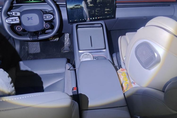 Used XPeng P7 2025 Model—702 Long Range Ultra Center Console