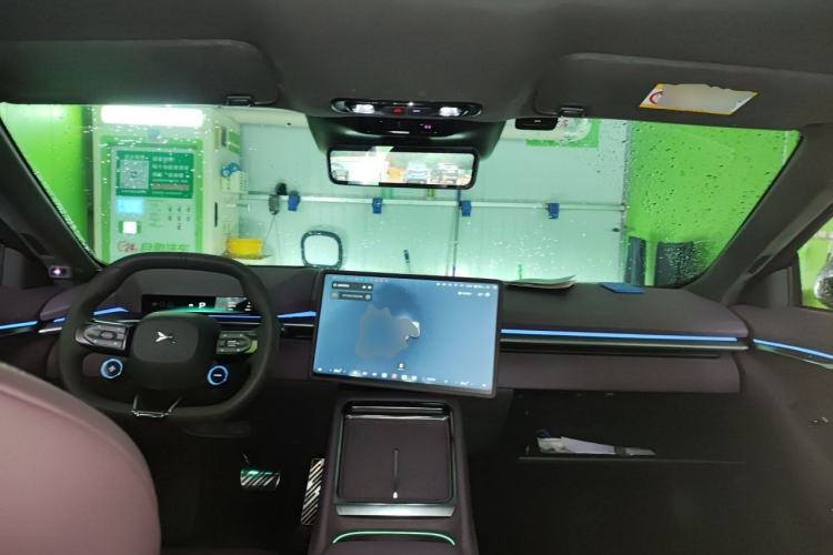 Used XPeng P7 2025 Model—750 All-Wheel-Drive High-Performance Ultra Center Console
