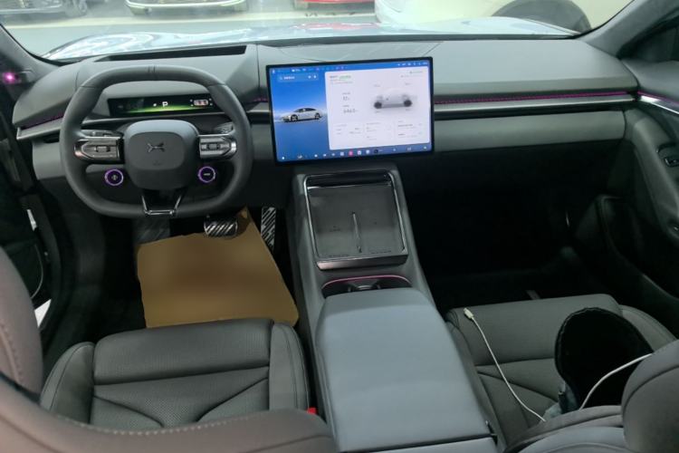 Used XPeng P7 2025 Model—750 All-Wheel-Drive High-Performance Ultra Center Console