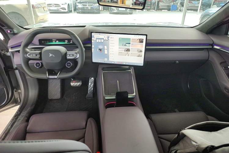 Used XPeng P7 2025 Model—702 Long Range Ultra Center Console