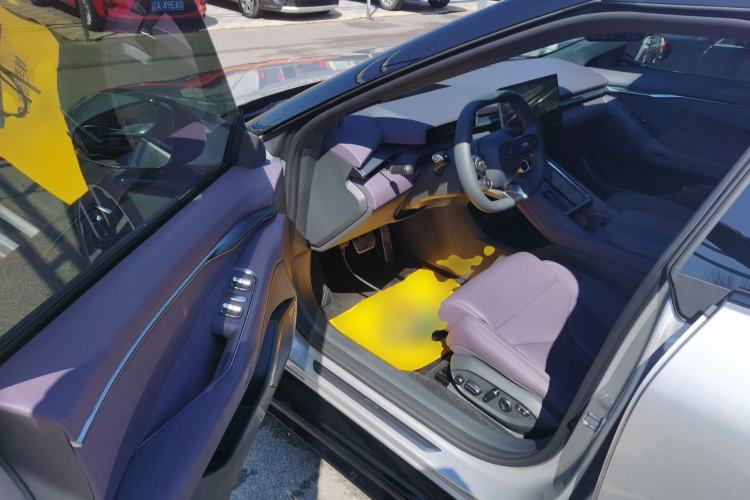 Used XPeng P7 2025 Model—750 All-Wheel-Drive High-Performance Ultra Driver Seat