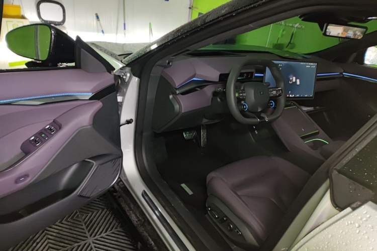 Used XPeng P7 2025 Model—750 All-Wheel-Drive High-Performance Ultra Driver Seat
