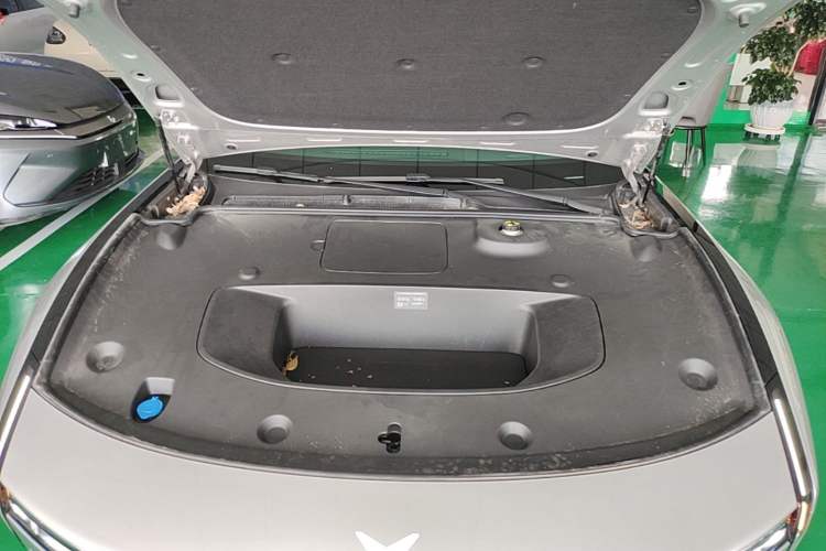 Used XPeng P7 2025 Model—702 Long Range Ultra Engine Bay