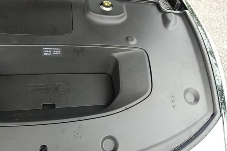 Used XPeng P7 2025 Model—750 All-Wheel-Drive High-Performance Ultra Engine Bay Left