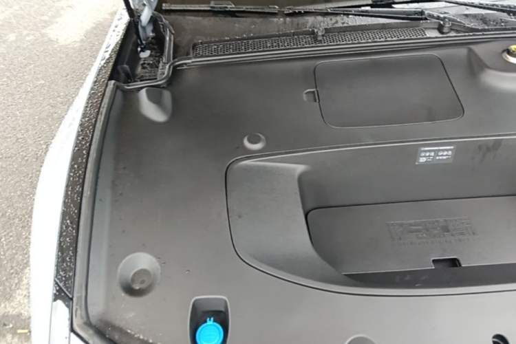 Used XPeng P7 2025 Model—750 All-Wheel-Drive High-Performance Ultra Engine Bay Right