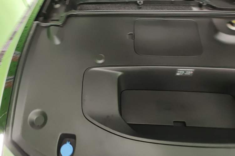 Used XPeng P7 2025 Model—750 All-Wheel-Drive High-Performance Ultra Engine Bay Right