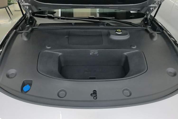 Used XPeng P7 2025 Model—750 All-Wheel-Drive High-Performance Ultra Engine Bay