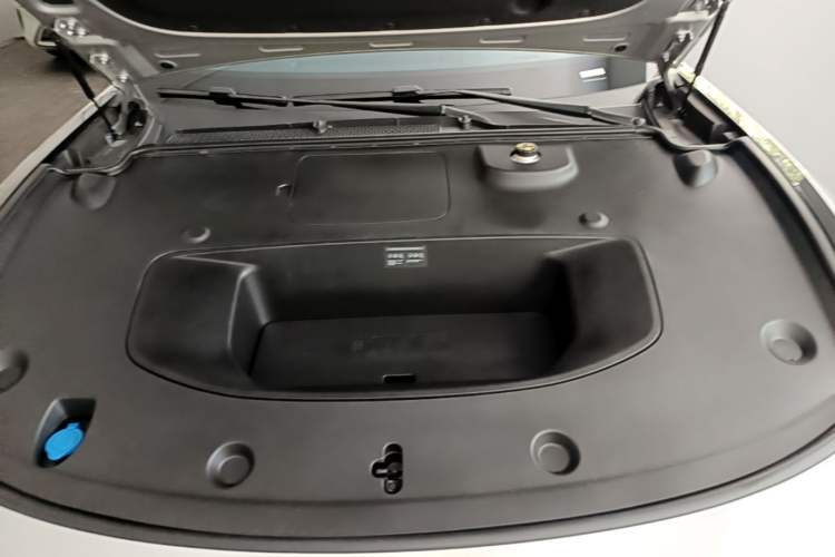 Used XPeng P7 2025 Model—820 Ultra Long Range Ultra Engine Bay