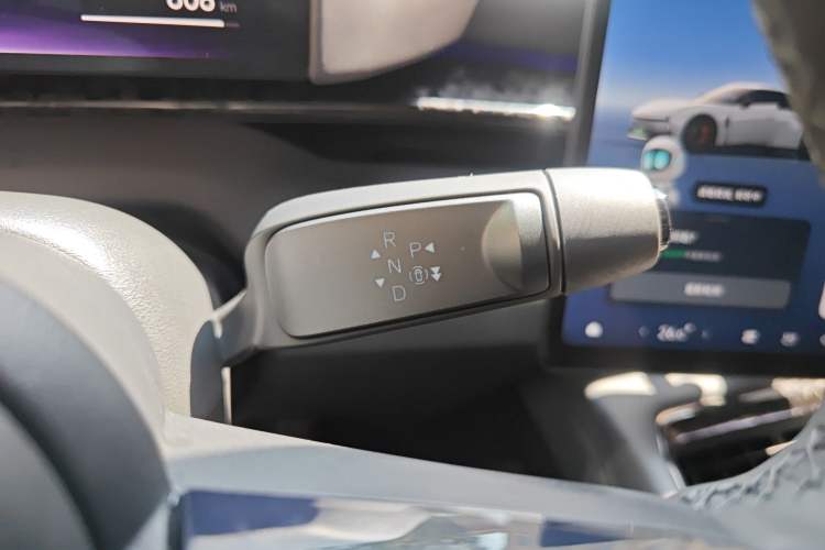 Used XPeng P7 2025 Model—750 All-Wheel-Drive Pengyi Ultra Gear Lever