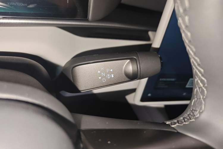 Used XPeng P7 2025 Model—702 Long Range Ultra Gear Lever