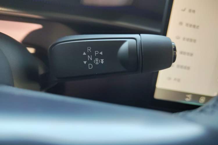 Used XPeng P7 2025 Model—750 All-Wheel-Drive High-Performance Ultra Gear Lever