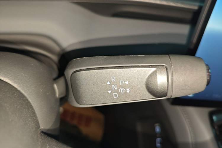 Used XPeng P7 2025 Model—702 Long Range Ultra Gear Lever