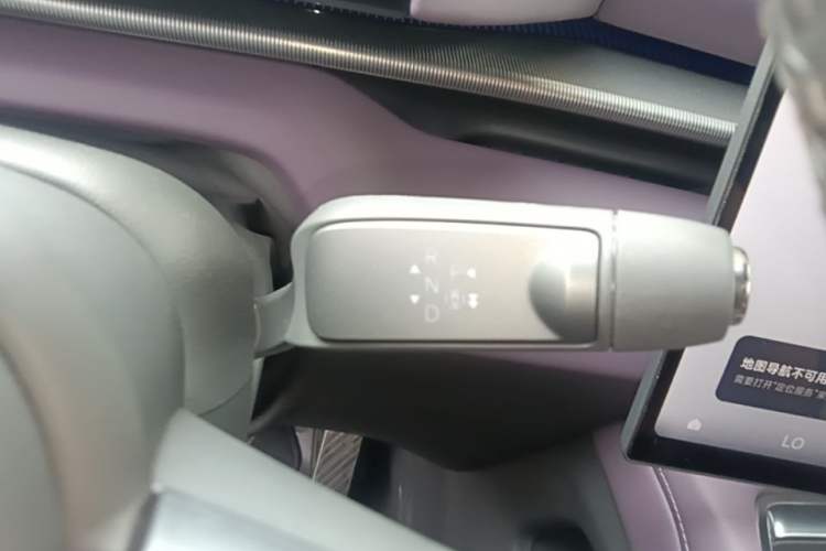 Used XPeng P7 2025 Model—750 All-Wheel-Drive High-Performance Ultra Gear Lever