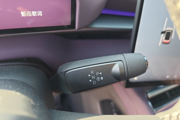 Used XPeng P7 2025 Model—750 All-Wheel-Drive High-Performance Ultra Gear Lever
