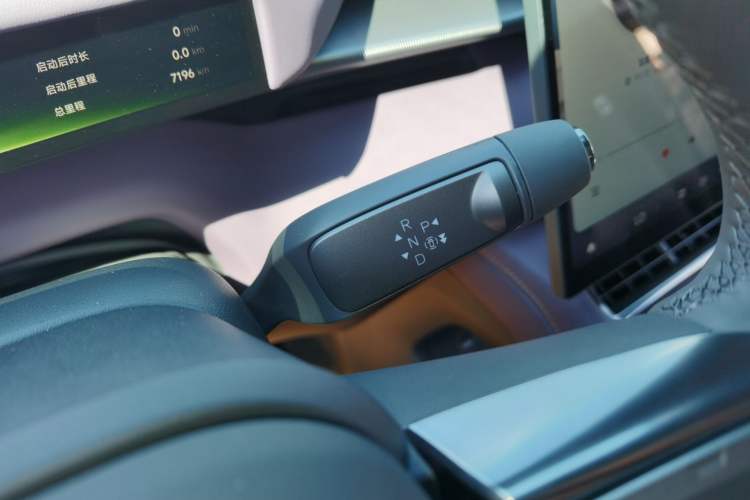 Used XPeng P7 2025 Model—750 All-Wheel-Drive High-Performance Ultra Gear Lever