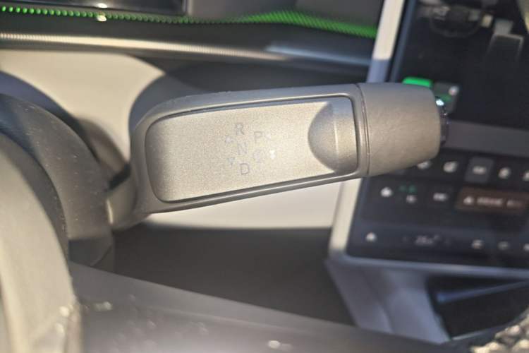 Used XPeng P7 2025 Model—702 Long Range Ultra Gear Lever