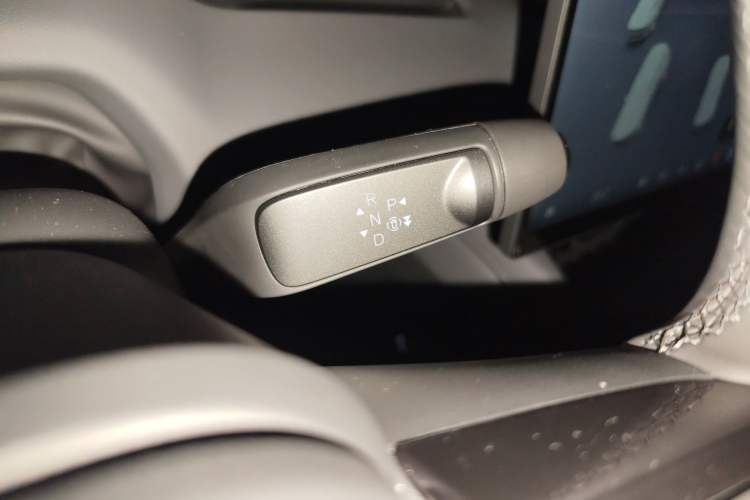 Used XPeng P7 2025 Model—750 All-Wheel-Drive Pengyi Ultra Gear Lever