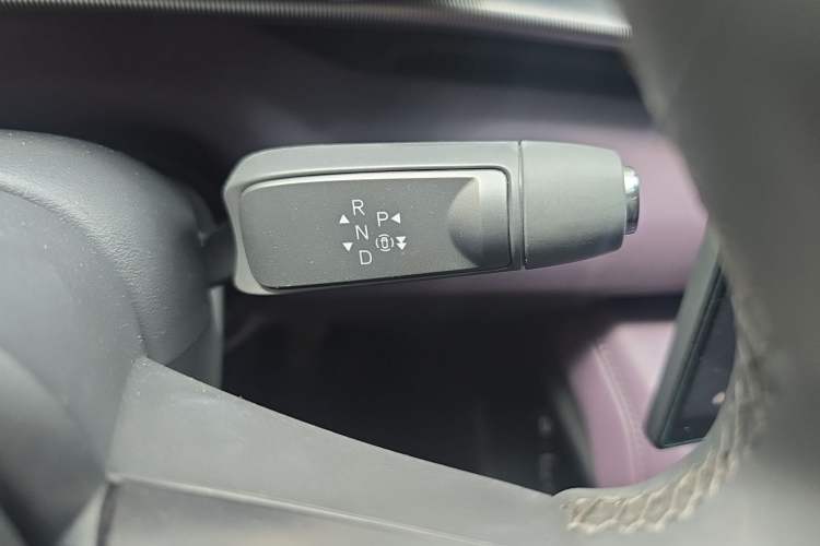 Used XPeng P7 2025 Model—702 Long Range Ultra Gear Lever