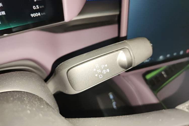 Used XPeng P7 2025 Model—750 All-Wheel-Drive High-Performance Ultra Gear Lever
