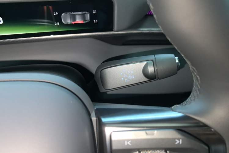 Used XPeng P7 2025 Model—750 All-Wheel-Drive High-Performance Ultra Gear Lever