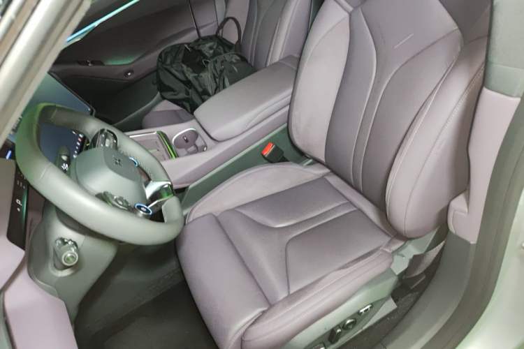 Used XPeng P7 2025 Model—750 All-Wheel-Drive High-Performance Ultra Left Front Seat