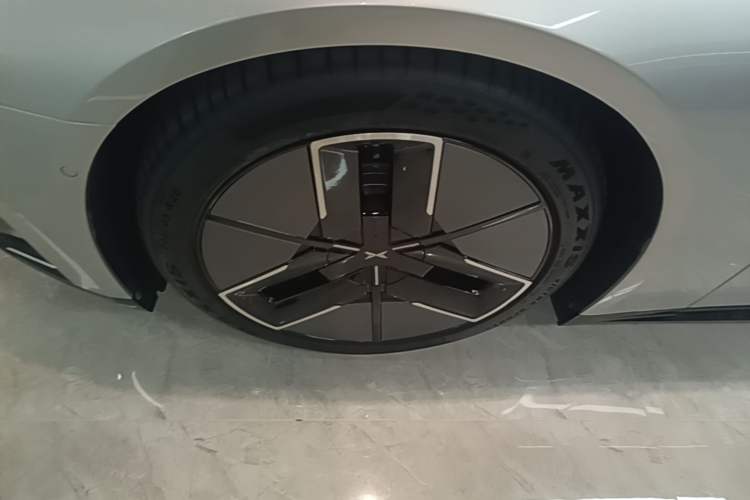 Used XPeng P7 2025 Model—820 Ultra Long Range Ultra Left Front Wheel Hub