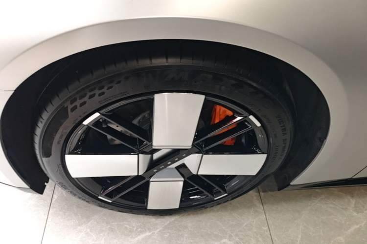 Used XPeng P7 2025 Model—750 All-Wheel-Drive Pengyi Ultra Left Front Wheel Hub
