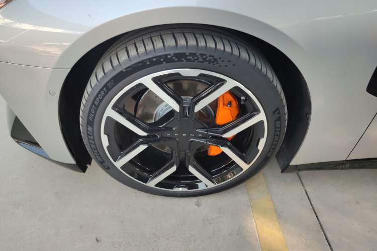 Used XPeng P7 2025 Model—750 All-Wheel-Drive High-Performance Ultra Left Front Wheel Hub