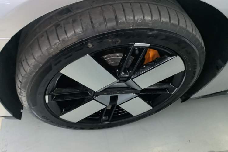 Used XPeng P7 2025 Model—750 All-Wheel-Drive High-Performance Ultra Left Front Wheel Hub