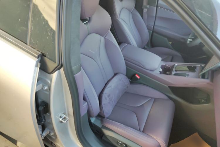 Used XPeng P7 2025 Model—750 All-Wheel-Drive High-Performance Ultra Right Front Seat