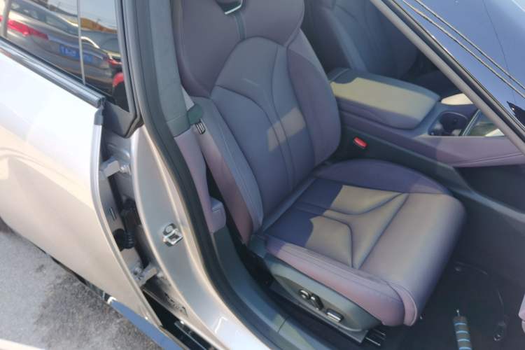 Used XPeng P7 2025 Model—750 All-Wheel-Drive High-Performance Ultra Right Front Seat