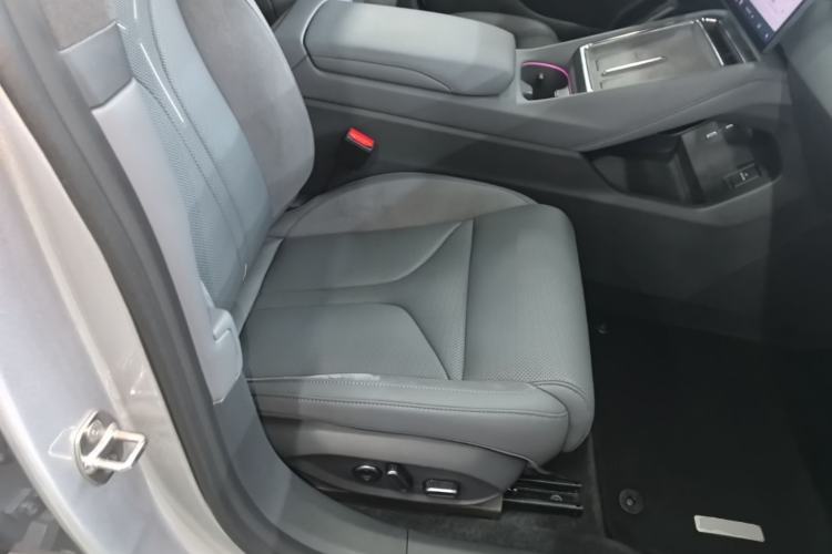 Used XPeng P7 2025 Model—750 All-Wheel-Drive High-Performance Ultra Right Front Seat