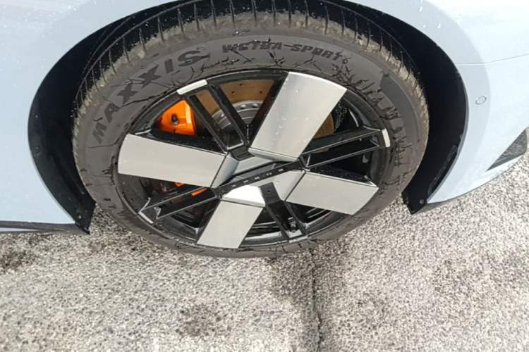 Used XPeng P7 2025 Model—750 All-Wheel-Drive High-Performance Ultra Right Front Wheel Hub